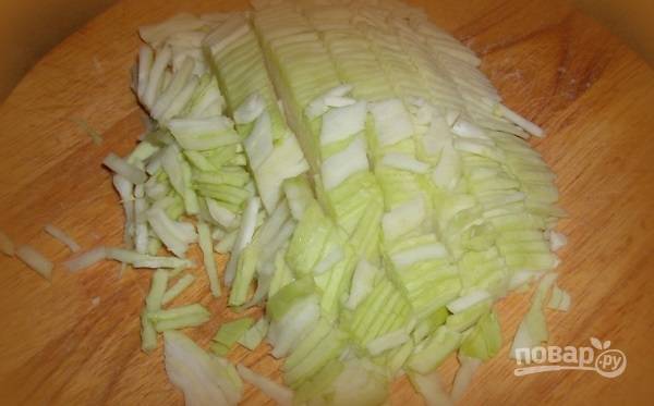 1. Капусту нашинкуйте мелко и выложите в глубокий салатник. 
