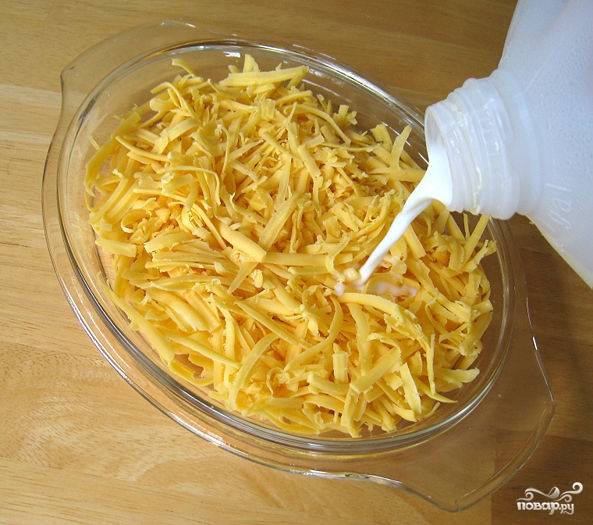 3. Сыр выложите в приготовленную мисочку, залейте его молоком, чтобы немного покрыл сырную массу.