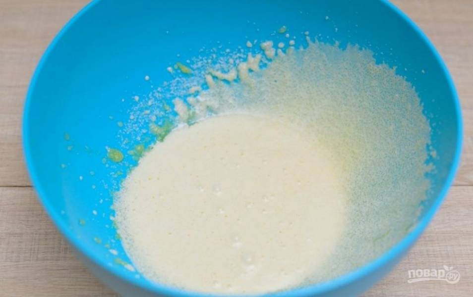 1.	В чашу миксера выложите желтки комнатной температуры, добавьте сахарный песок и взбивайте 5 минут на максимальных оборотах, затем добавьте ваниль.