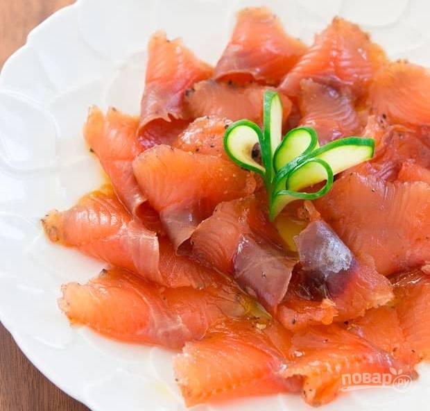7.	Нарежьте лосося тонкими ломтиками и подавайте его к столу.