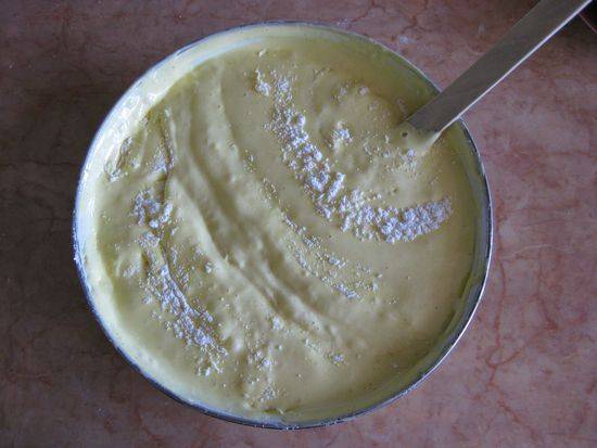 3. Муку просейте с разрыхлителем (можно использовать по рецепту приготовления лимонного рулета из бисквитного теста гашеную соду), постепенно добавляйте в яичную смесь.
