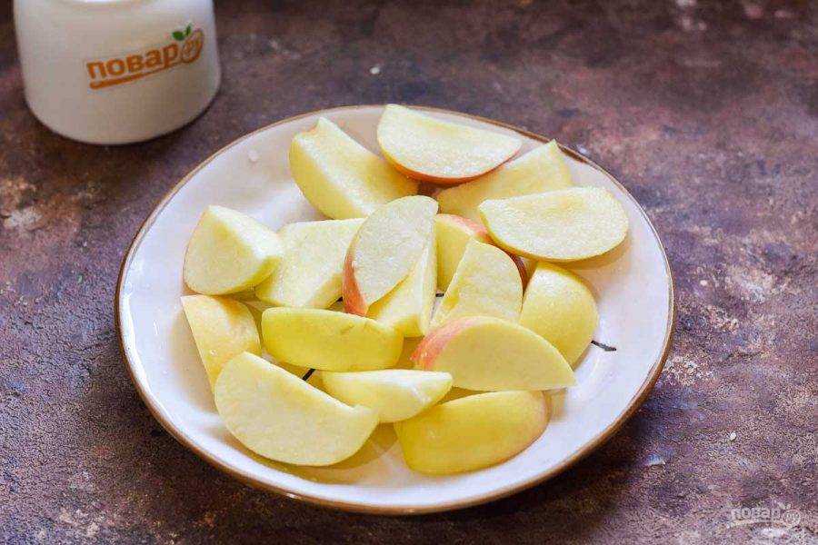 Яблоки ополосните, просушите и удалите сердцевину. Нарежьте яблоки дольками.