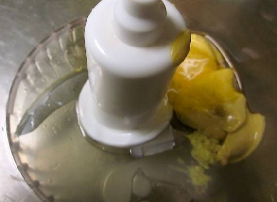 Теперь выкладываем в блендер горчицу, мед, оливковое масло и имбирь, вливаем лимонный сок. 