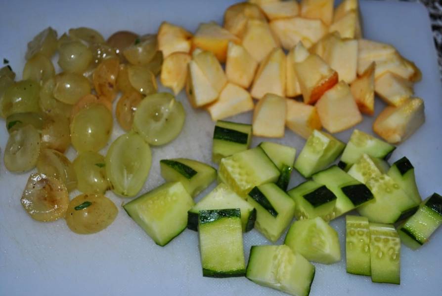 Уберите из яблока сердцевину и косточки — (если есть) у винограда. Нарежьте кубиками огурец и яблоко.
