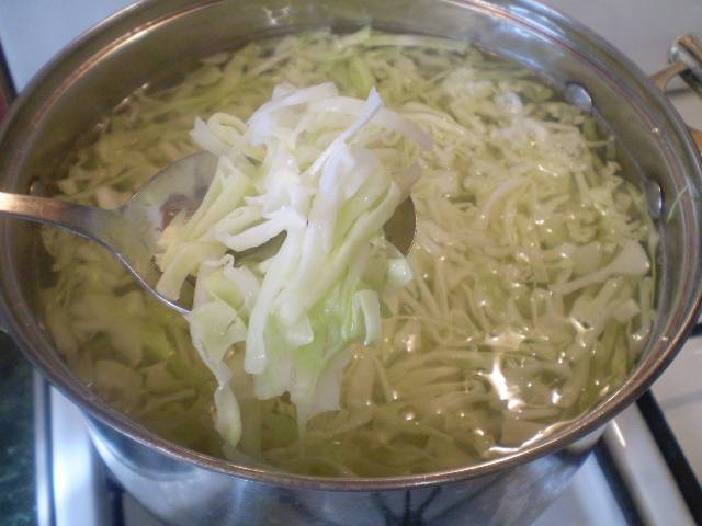 Добавьте капусту в суп, варите еще 10 минут.