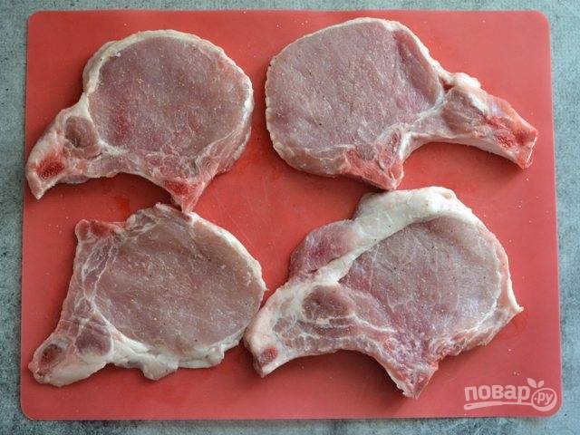 3. Вымойте мясо, вытрите его салфетками. С каждой стороны посолите и поперчите немного.
