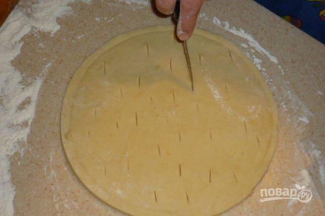 Готовое тесто разделите на равные части. Раскатайте их в пласты в 1,5 см толщиной. Сделайте надрезы, чтобы воздух выходил при запекании. Форму сделайте такой, каким хотите делать будущий торт.
