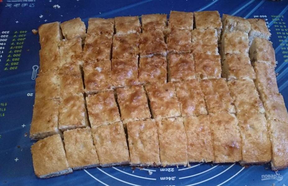 Готовый корж остудите. Потом нарежьте его небольшими кубиками.