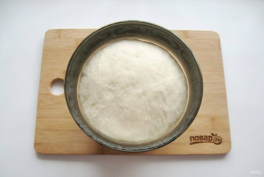 Поставьте тесто в теплое место до увеличения в объеме.