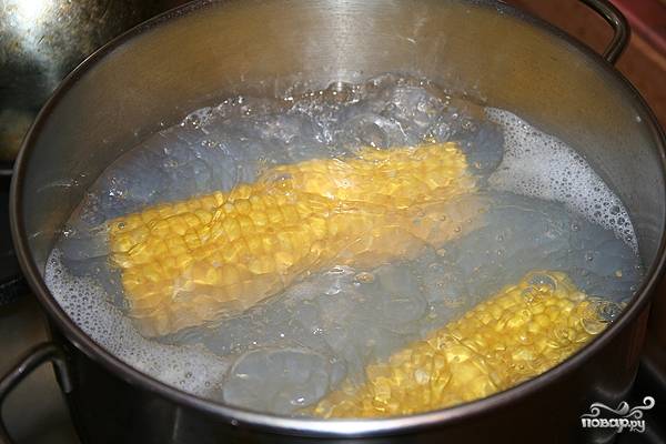 Отварить кукурузу до готовности. 