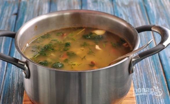 Добавляем в суп нарезанный укроп, чеснок и лавровый лист.  Помидор бланшируем, натираем на терке и добавляем пюре в суп. Тщательно все перемешиваем и варим на протяжении еще 15 минут. Накрываем крышкой и даем настояться. Суп готов, приятного аппетита!