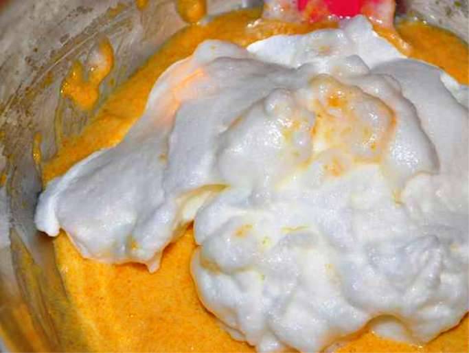 Яичные белки взбейте в пену и добавьте в тесто. 