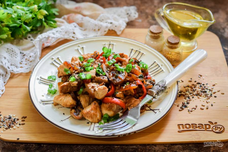 Куриные крылышки тушеные с грибами и луком – кулинарный рецепт