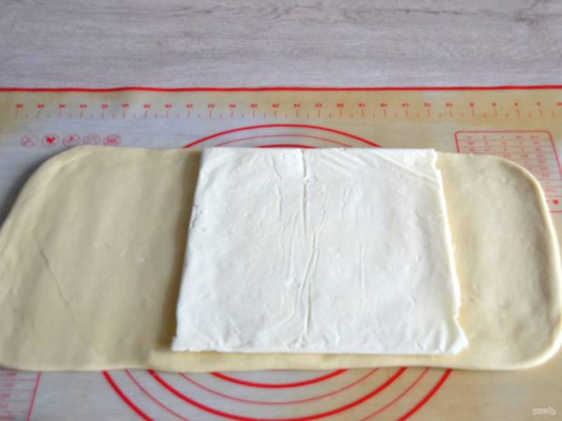 Охлажденное тесто (через 10-12 часов)  раскатайте в прямоугольник, выложите на него масло таким образом, чтобы плотно соединить края, можно даже слегка внахлест, а с боков оставались свободные края, чтобы "запечатать" масло в тесте, чтобы при прослаивании оно не вылезло.