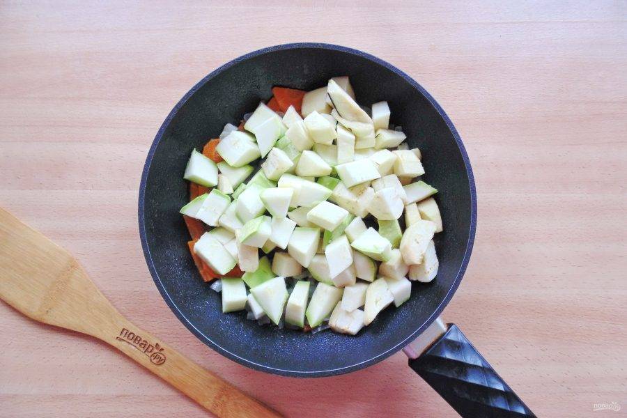 Кабачок и баклажан помойте, очистите и нарежьте кубиками. Добавьте в сковороду к луку и моркови.