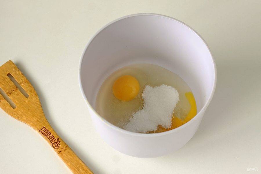 В глубокой миске соедините яйца, соль и сахар.