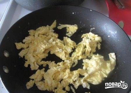 Взбейте вилкой яйца до однородности. Разогрейте на сковороде буквально чайную ложку масла и обжарьте яйца, вливая их на сковороду тонкой струйкой и перемешивая.