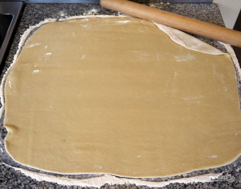 3.	С помощью скалки раскатайте тесто в тонкий пласт.