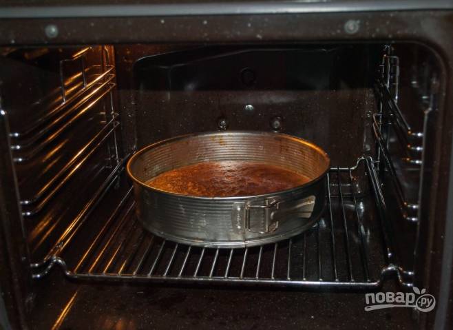 Духовку прогрейте до 180 градусов и выпекайте бисквит до коричнево-золотистого цвета.