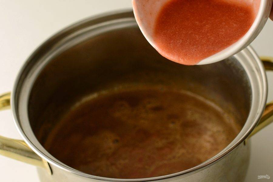 После закипания влейте клубничный сироп, перемешайте и снимите с плиты. 
