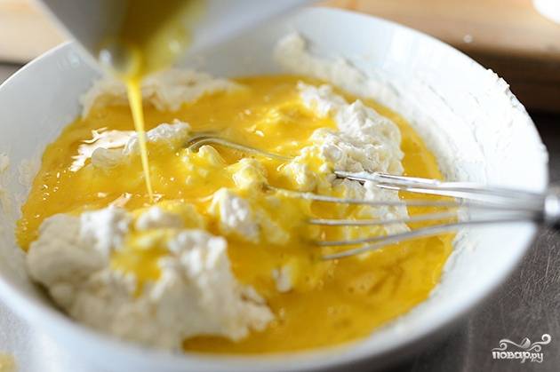 6. Добавьте яйца в тесто и перемешайте. 
