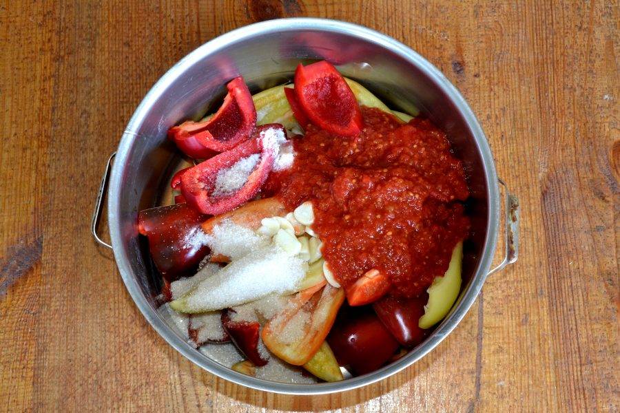Влейте томатный соус, добавьте сахар и соль и отправьте на огонь. Тушите около 15-20 минут на среднем огне. 