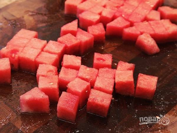 1. Нарежьте кубиками мякоть арбуза, добавьте измельченную фету, вымытую и обсушенную мяту. 