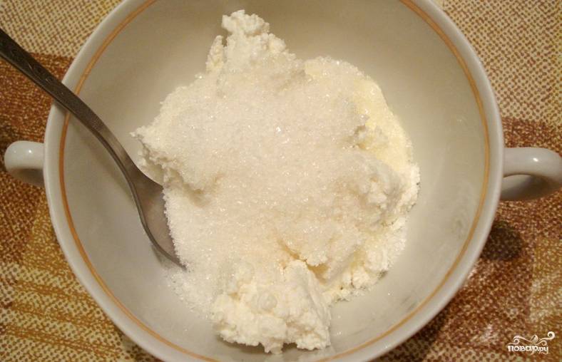 Для крема смешиваем: сахар, сметану и творог. Тщательно взбиваем массу до однородности.