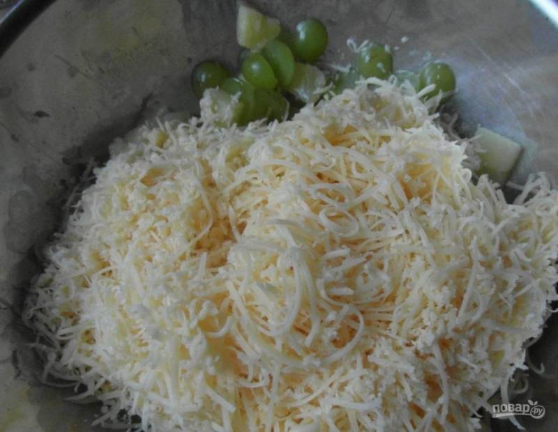 4. Сыр натираем на мелкой терке, соединяем все ингредиенты. Майонез добавляйте по вкусу. Перемешайте салат и оставьте его пропитываться минимум на 1 час. 