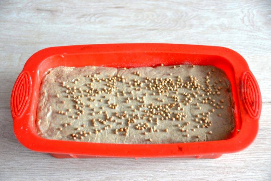 Выложите заготовку хлеба в форму для выпечки. Влажными руками огладьте верх буханки, сбрызните водой, посыпьте кориандром. Накройте салфеткой, поставьте для подъема на 3 часа.