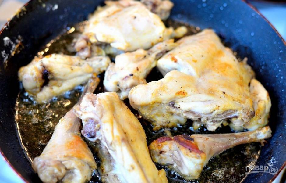 2. Приправленного солью и перцем цыпленка обжарьте в растопленном сливочном масле на среднем огне до готовности.