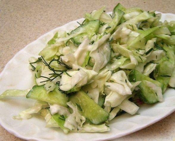 5. Подаем порционно вместе с тушеной картошкой. Если хотите побаловать свои вкусовые рецепторы легким, простым и вкусным салатом - обратите внимание на этот рецепт.
