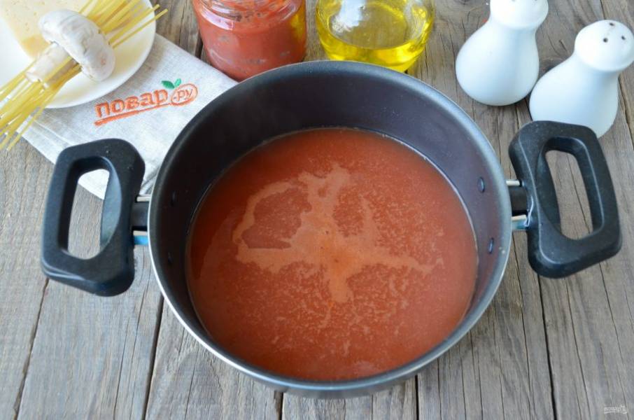 Томатный соус разведите с водой и доведите до кипения.