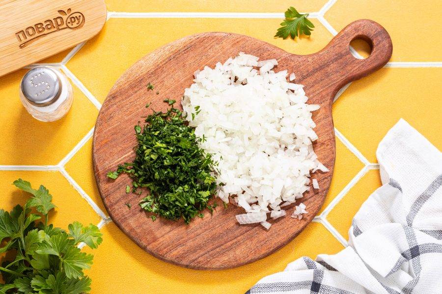 Репчатый лук нарежьте на мелкие кубики, а зелень мелко порубите.