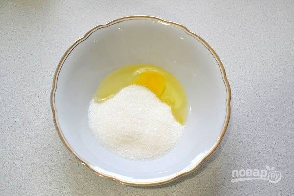 2. Яйца соедините с сахаром и взбейте.