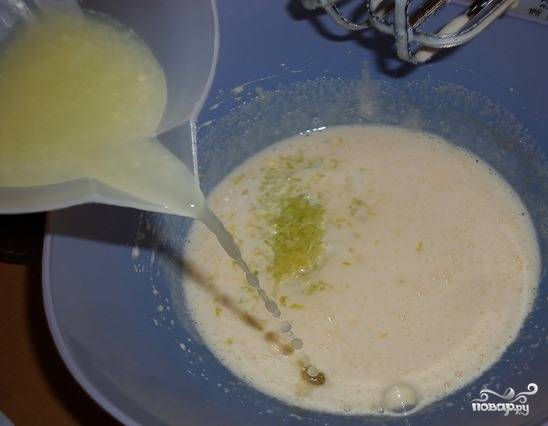 Охладите сырые куриные яйца. Вбейте их в посуду с высокими стенками и всыпьте к яйцам сахар. Взбейте их до пышной массы миксером. Смешайте в отдельной емкости растительное масло, лимонный сок, водичку и натертую цедру лимона. Добавьте эту смесь к сахару. Все ингредиенты тщательно перемешайте.