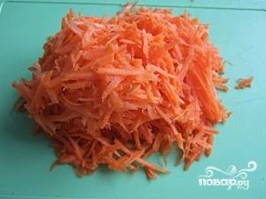 Затем очищаем морковь и натираем ее на крупной терке. Овощи перекладываем в тарелки и откладываем в сторону.