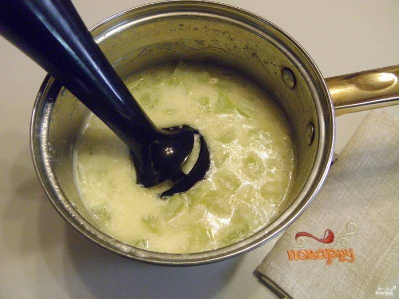 Проварите суп с момента закипания 20 минут. Снимите с огня и с помощью погружного блендера пюрируйте суп.
