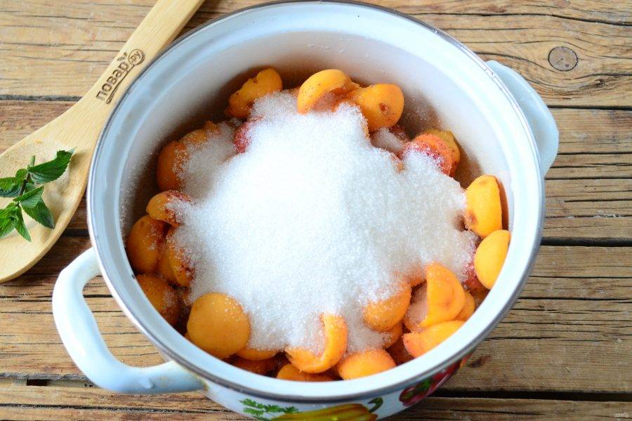 Засыпьте абрикосы сахаром и оставьте на 2-3 часа, время от времени перемешивая. За это время абрикосы должны пустить побольше сока.