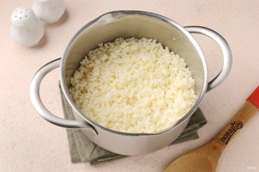 Пока мы готовили подливку, успел свариться и рис. Заправьте рис растительным или любым другим маслом и перемешайте.