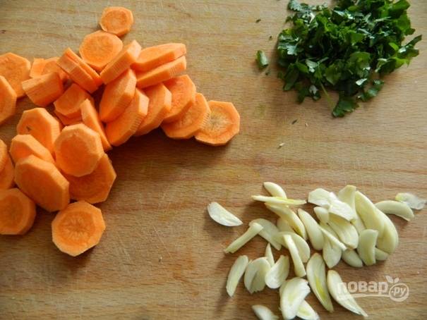 2. Морковь нарезаем кружочками, чеснок — пластинками, а зелень мелко порубим.