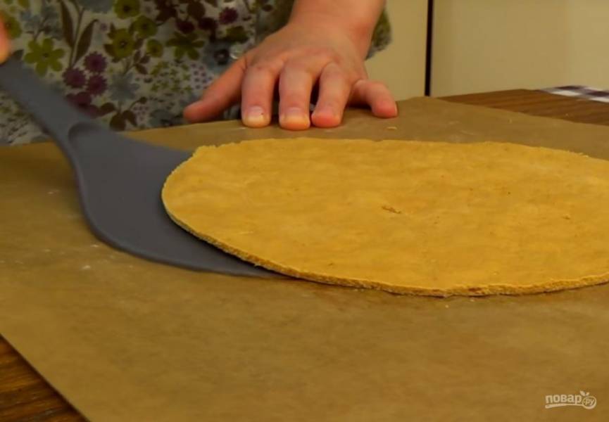 6. Наколите тесто вилкой и выпекайте в разогретой до 180 градусов духовке 8-10 минут. Горячий корж обрежьте по размеру формы. 