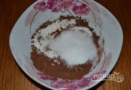 Смешиваем ингредиенты для штрейзеля: сахар, муку и какао.