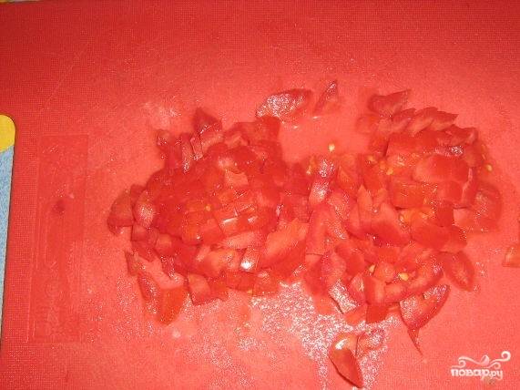 3. Подготовьте помидоры. Помойте, освободите от плодоножки. Затем нарежьте на небольшие кусочки.