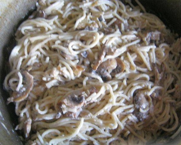 6. Заливаем спагетти соусом с грибами и тщательно перемешиваем.