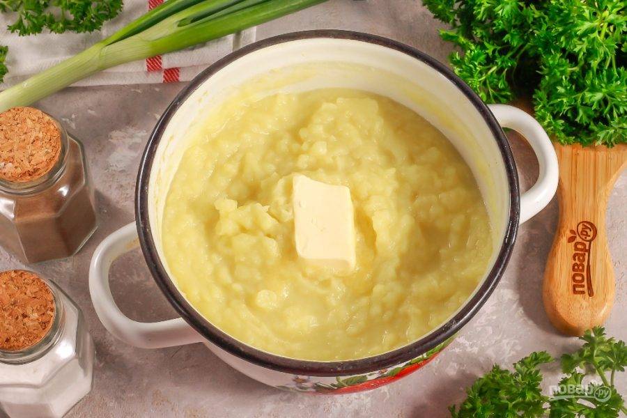 Помните отварной картофель специальным прессом для пюре и вмешайте в него кусочек качественного сливочного масла. Масло по желанию можно заранее растопить.