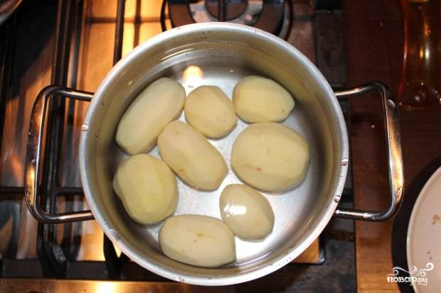 Очищенный и помытый картофель сварите в подсоленном бульоне. Варите 20 минут до почти готового состояния.