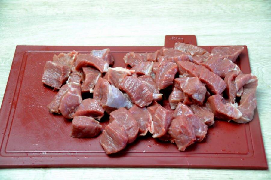 Мясо промойте большим  куском, затем нарежьте на небольшие кусочки.