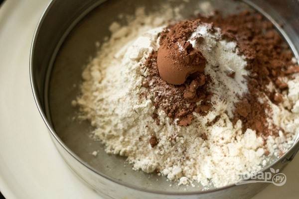 1. Соедините и просейте все сухие ингредиенты: муку, какао, разрыхлитель и соль. 