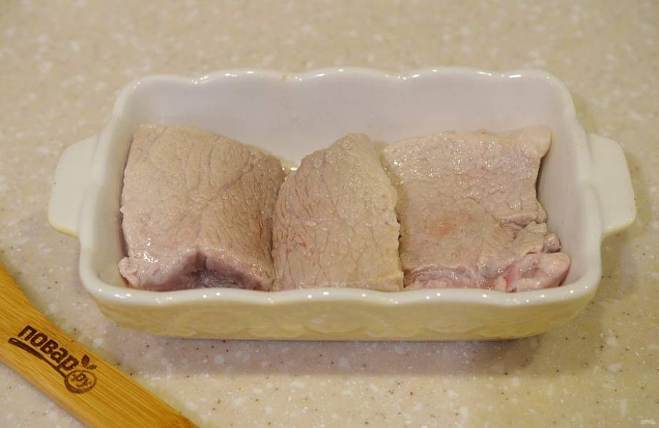 2. Слегка обжарьте мясо на сковороде и выложите в жаропрочную форму.